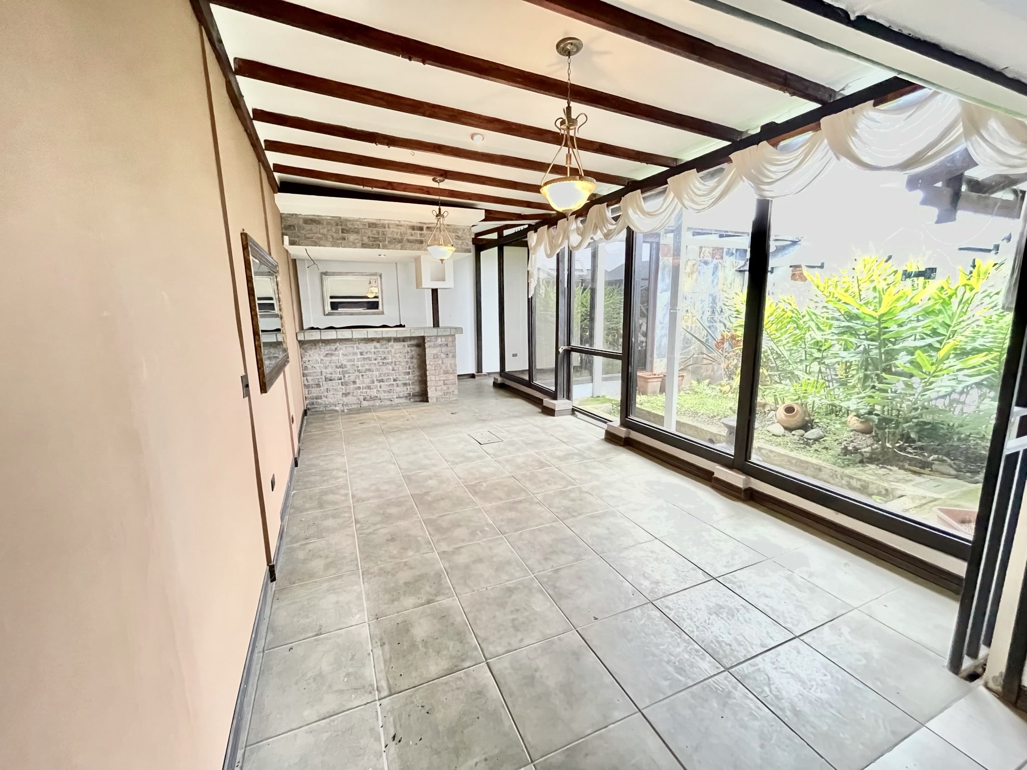 Casa amplia en venta en Santo Domingo con apartamento (CH-001) – Geosi