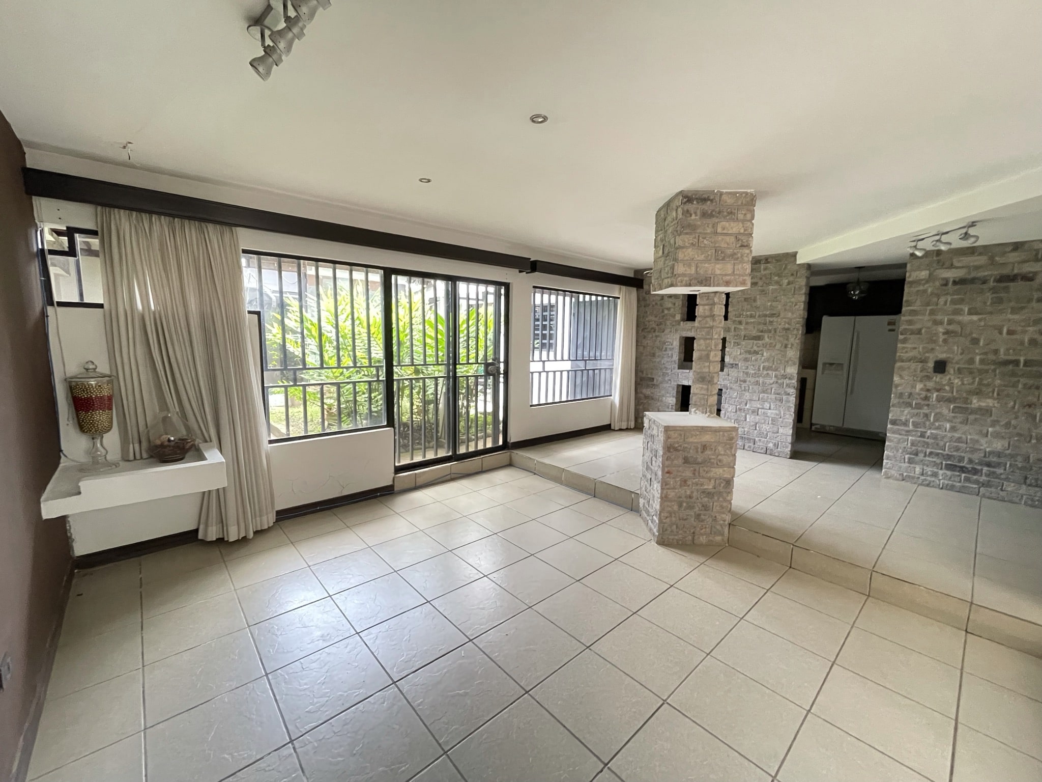 Casa amplia en venta en Santo Domingo con apartamento (CH-001) – Geosi